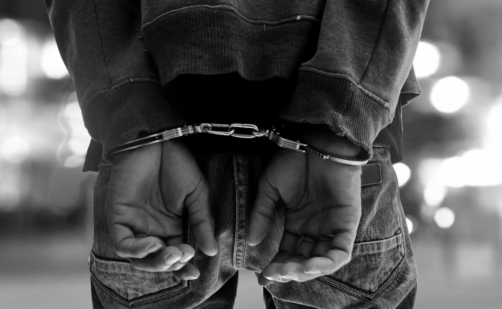 У Києві правоохоронці затримали двох чоловіків за розбійний напад на місцевого жителя