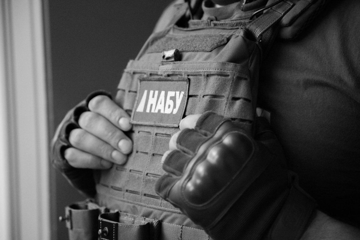 НАБУ звинувачує СБУ в “сприянні ухиленню від кримінального судочинства” через переховування Чауса