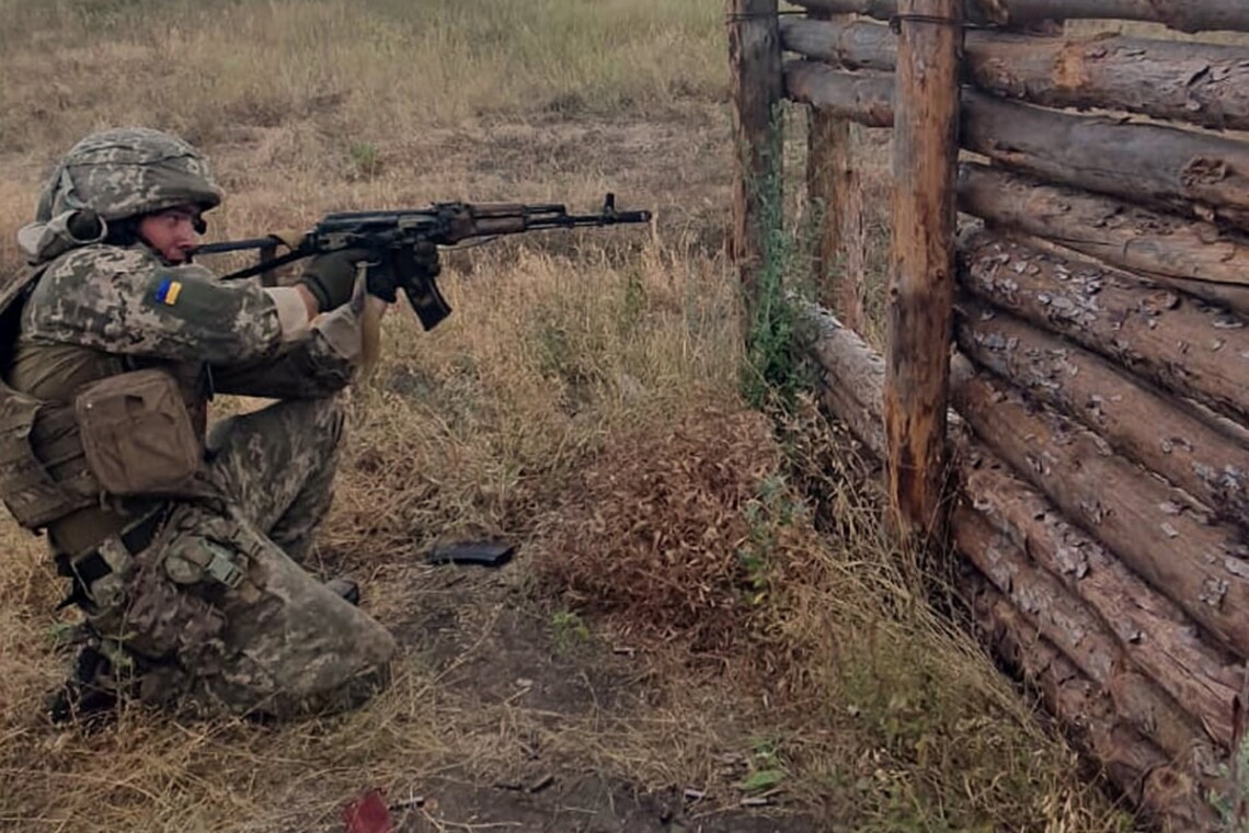 На Донбасі сім обстрілів, поранені двоє військових