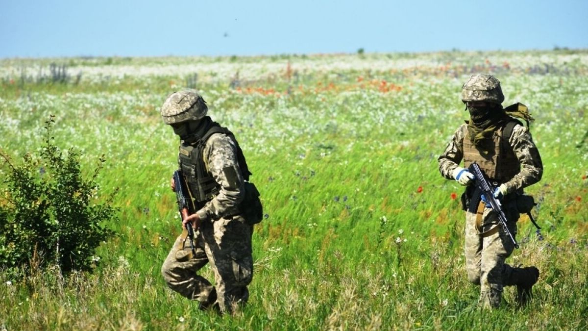 На Донбасі знов порушено «тишу»: український військовий дістав поранення