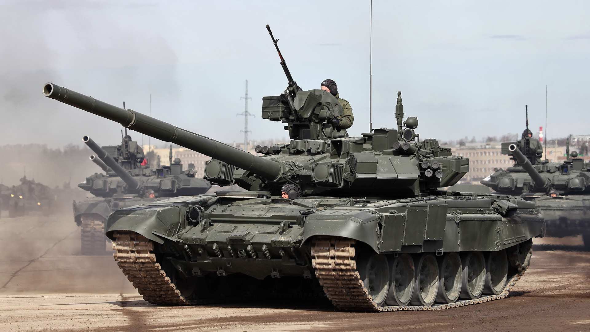 Росія продовжує перекидати до кордону України танкові групи
