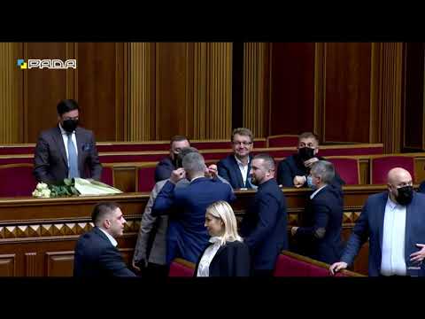 Одразу троє “слуг” склали присягу нових нардепів