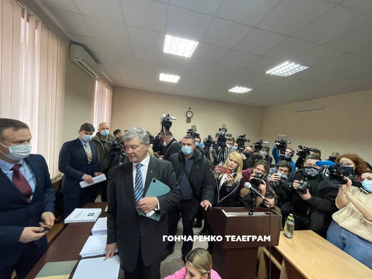 Суд у справі Порошенка оголосив перерву до 14:00