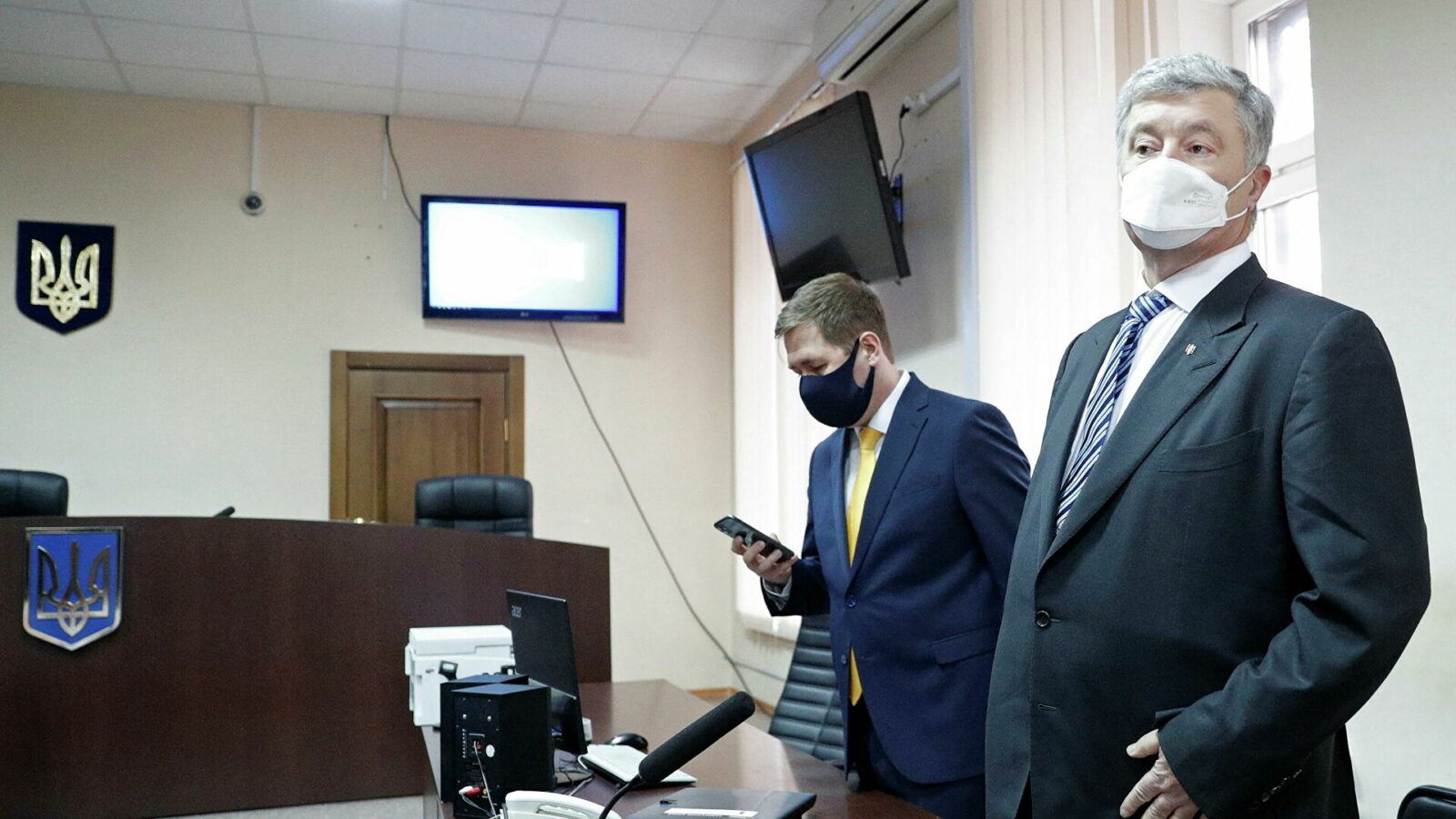 Прокуратура просить взяти Порошенка під варту з можливістю застави у 1 млрд. грн.