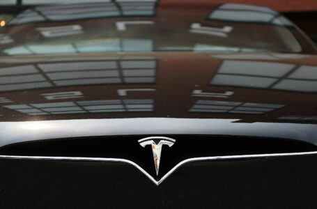 Tesla відкликає понад 800 тис. автомобілів – видають зайві звуки