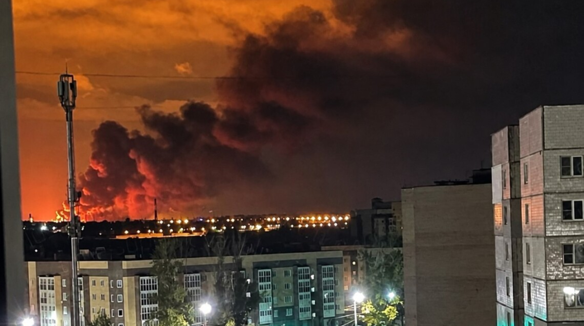 У росії після ударів дронами ймовірно горять військовий аеродром та один із найбільших НПЗ