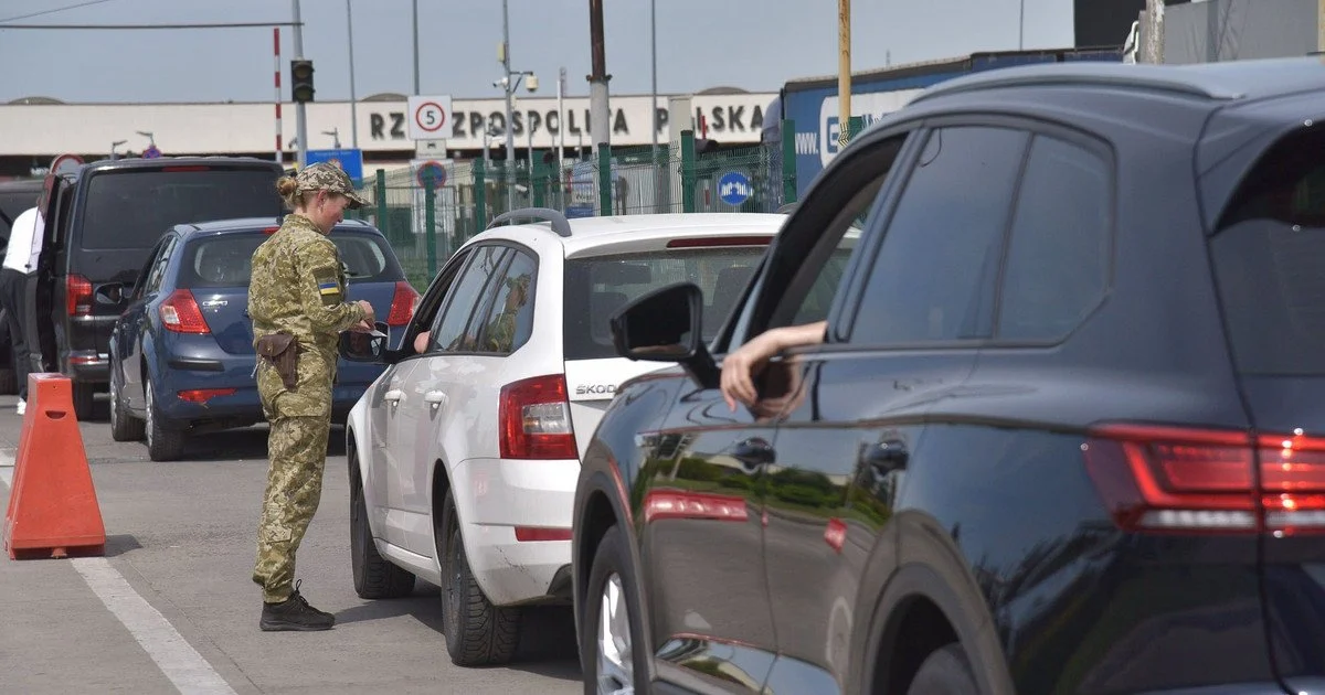 Як батько трьох дітей від різних шлюбів може виїхати за кордон: адвокатка пояснила